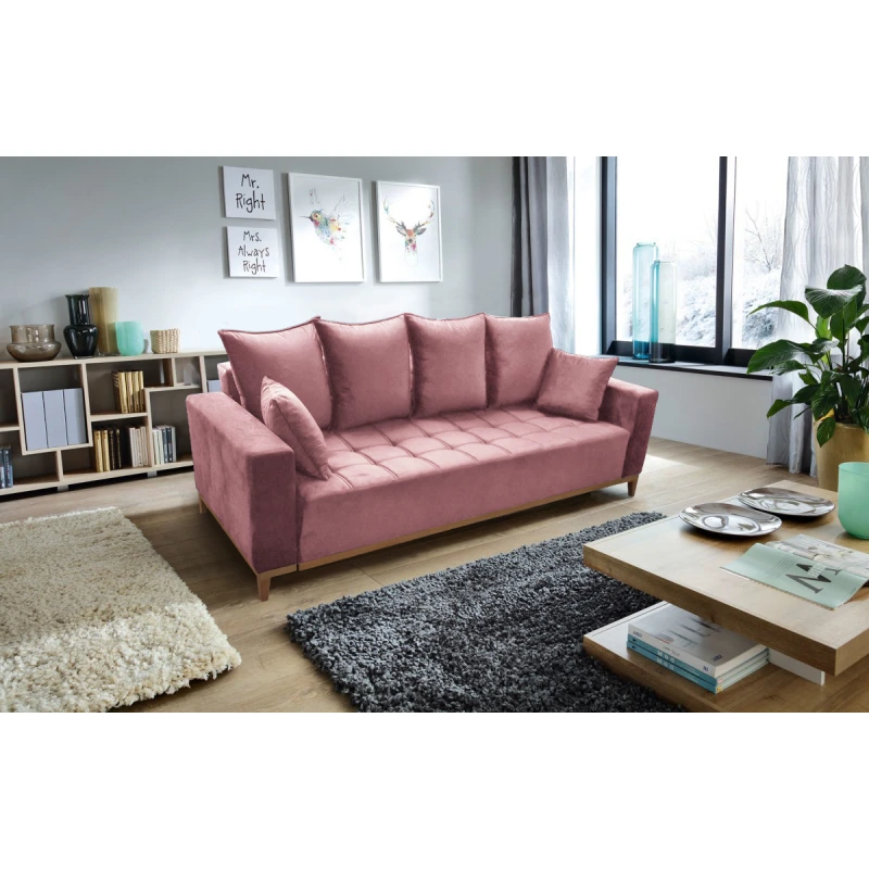 Różowa sofa w jasnym salonie